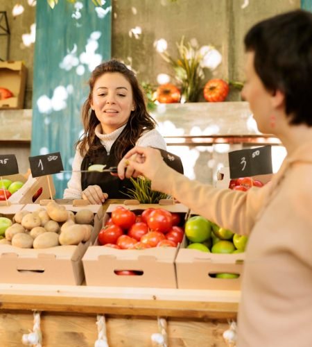 farmer-provides-slice-apple-client_482257-101702